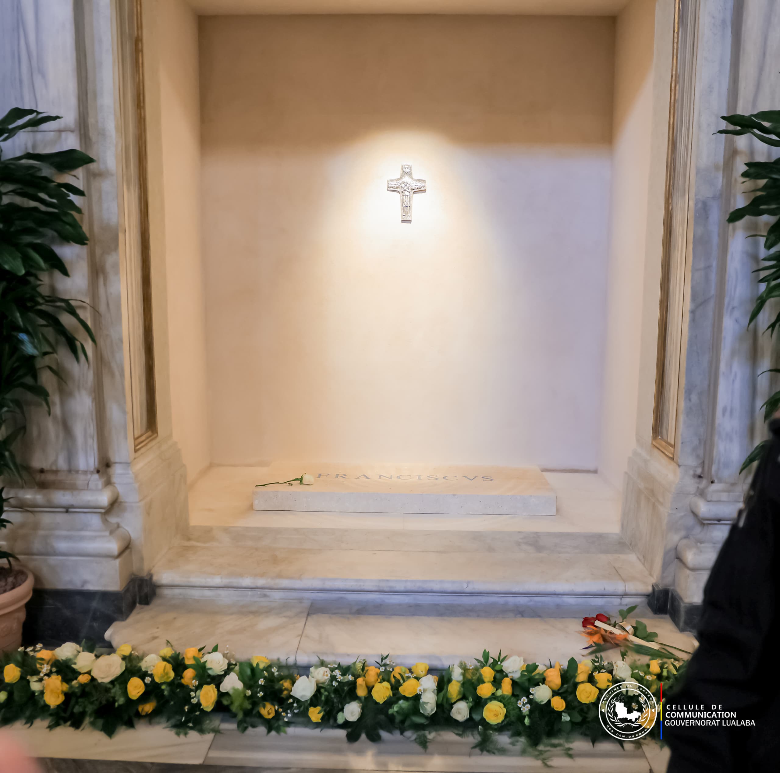 LUALABA-VATICAN : LA GOUVERNEURE FIFI MASUKA À LA BASILIQUE SANTA MARIA POUR RENDRE HOMMAGE AU PAPE FRANÇOIS